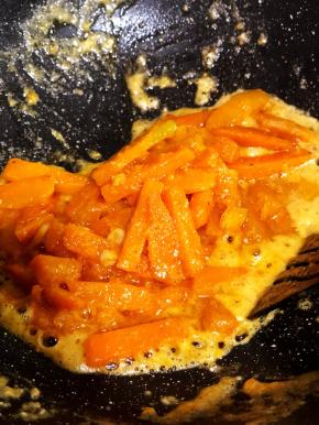 加入已炒熟的南瓜条，快速翻炒，让每一根南瓜条都沾上咸蛋黄。
