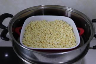 蒸笼放好纱布，平铺绿豆，或者找一个表面积比较大的容器，放到容器里蒸也是可以的。中小火大约50分钟，就好了，当然中途需要去搅动一下的，最终熟与否，还是尝一尝。