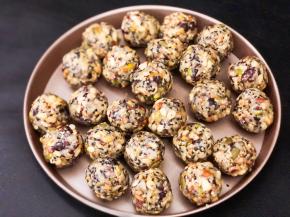  按月饼的大小把馅料搓成圆球。