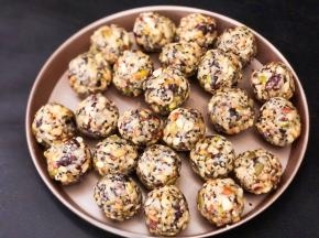  按月饼的大小把馅料搓成圆球。