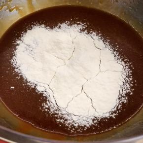 准备饼皮部分：首先油和碱水充分混合拌均；第二步：糖浆分2至3次加入拌均；第三步：加入过筛的面粉，用硅胶铲压成面团。