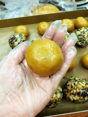 滚圆。轻轻拍上干粉，防止压模的时候粘模具。