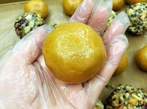 滚圆。轻轻拍上干粉，防止压模的时候粘模具。