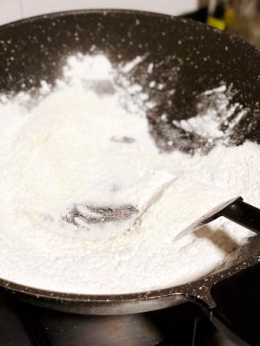 粉类炒熟，微黄，没有生粉的味道即可。