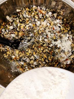 依次加入蜂蜜拌匀，加入熟的粉类通过矿泉水调整湿度，馅料能抱团就可以了，甜度可根据需要通过蜂蜜调节。