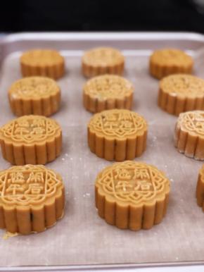 烤箱预热190度，月饼入炉前喷一喷水