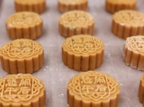 烤箱预热190度，月饼入炉前喷一喷水