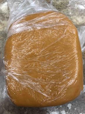 用保鲜膜包裹揉好的饼皮。可放置20分钟后使用。饼皮的部分可以穿插在准备混合馅料这步之前做。