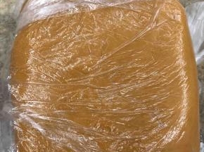 用保鲜膜包裹揉好的饼皮。可放置20分钟后使用。饼皮的部分可以穿插在准备混合馅料这步之前做。
