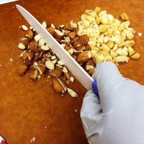 大粒的果仁切碎。