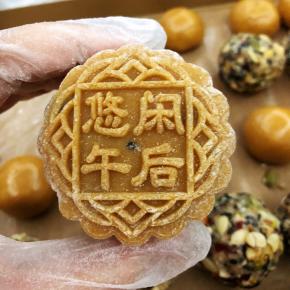 选择喜欢的花纹模具压出月饼形状。嘻嘻，这是我的专属图案。