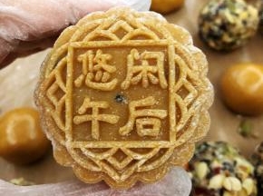 选择喜欢的花纹模具压出月饼形状。嘻嘻，这是我的专属图案。