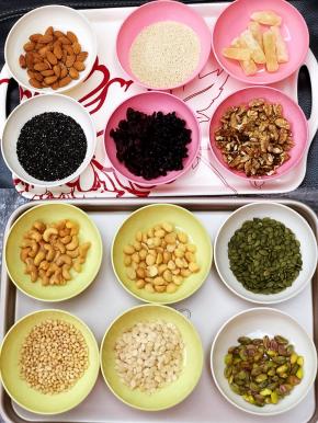 准备各种喜欢的果仁和干果。我把家里有的果仁都放了一点。黑芝麻、白芝麻、开心果、核桃、杏仁、腰果、南瓜子、瓜子仁、夏威夷果仁、蓝莓干、蔓越莓干、糖冬瓜。