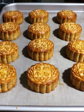 入炉后调整温度170度，先烤8分钟，取出，薄薄刷一层蛋液（蛋液制作：蛋黄一个，蛋清1/2，水几滴，用打蛋器打匀过筛），然后保持170度继续烤10分钟，要留意上色情况。关于烤箱温度的设置请根据自己的烤箱调整。