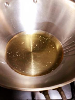 花生油烧热，放凉备用。