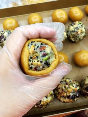 将饼皮均匀包裹馅料