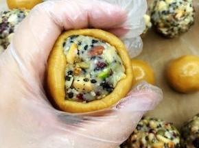 将饼皮均匀包裹馅料