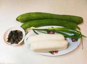 准备好丝瓜，年糕，黑木耳，葱