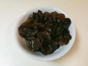 黑木耳提前冷水泡发洗净