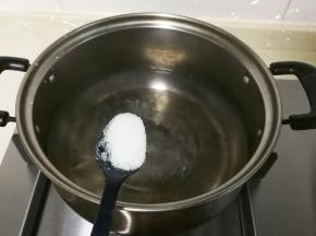 小锅水开放入一小勺盐