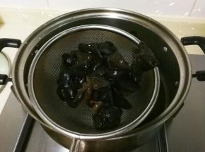 放入黑木耳烧开继续烧一分钟