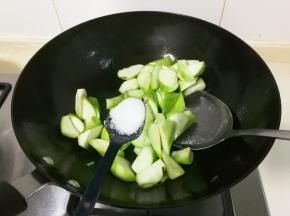 放入一小勺盐翻炒变色