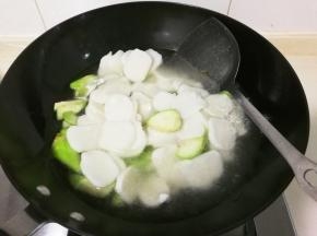 放入适量热水