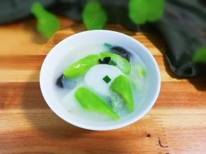 丝瓜颜色碧绿，黑木耳脆脆，年糕糯糯想吃吗