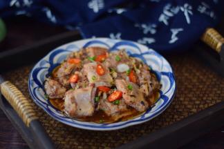 蒸好取出夹掉葱段，撒上葱花即可