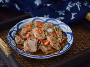 蒸好取出夹掉葱段，撒上葱花即可