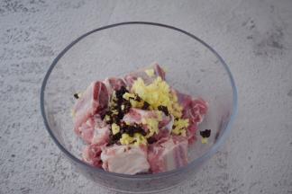 排骨加入豆豉、姜、蒜