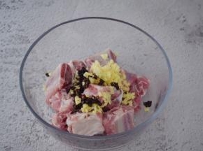 排骨加入豆豉、姜、蒜