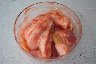 抓匀后盖上保鲜膜放入冰箱冷藏腌制一夜