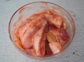 抓匀后盖上保鲜膜放入冰箱冷藏腌制一夜