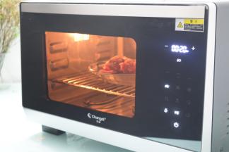 再放入长帝蒸烤箱中，烤箱的水箱记得装满水，然后启动“纯蒸”功能，温度为110度，时间为20分钟