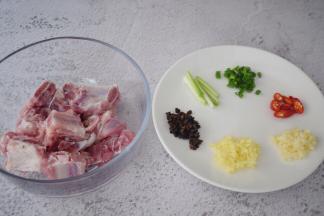 排骨先用清水泡去血水后再清洗干净沥干水分备用，豆豉、姜、蒜切末，辣椒斜成圈，葱白切寸段，葱青切葱花