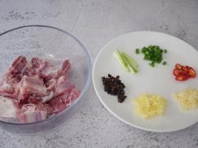 排骨先用清水泡去血水后再清洗干净沥干水分备用，豆豉、姜、蒜切末，辣椒斜成圈，葱白切寸段，葱青切葱花