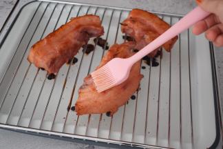 烤至15分钟时取出来两面各刷一遍蜂蜜