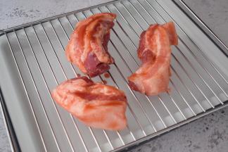 把腌制好的五花肉放在烤网上