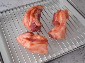 把腌制好的五花肉放在烤网上