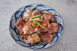 把腌制好的排骨放入盘中，加入葱段和辣椒