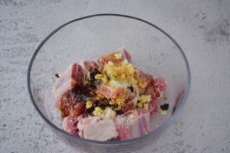 加入蚝油、白糖、味极鲜酱油、鸡精、盐、食用油