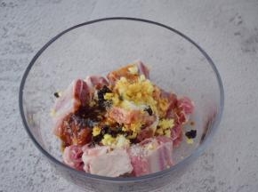 加入蚝油、白糖、味极鲜酱油、鸡精、盐、食用油