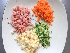 火腿、胡萝卜、黄瓜切丁备用