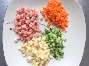 火腿、胡萝卜、黄瓜切丁备用