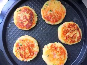 煎至底面金黄翻面。动作要轻，土豆泥比较软，手重了容易变形