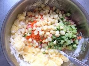 加入面粉、盐、蔬菜丁拌均匀