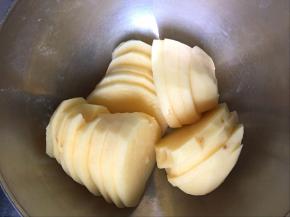 土豆去皮洗净，切块上锅蒸熟