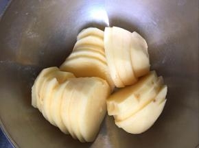 土豆去皮洗净，切块上锅蒸熟