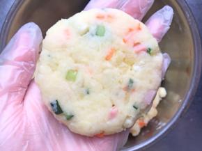 取适量的土豆泥团成团，再压成饼